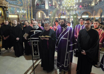 Με κατάνυξη τελέστηκε η Ακολουθία της Αποκαθήλωσης στον Ι.Ν. Αγίας Σκέπης – Πλήθος πιστών στην Ιερή Τελετή (ρεπορτάζ της Κούλας Πουλασιχίδου)