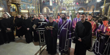 Με κατάνυξη τελέστηκε η Ακολουθία της Αποκαθήλωσης στον Ι.Ν. Αγίας Σκέπης – Πλήθος πιστών στην Ιερή Τελετή (ρεπορτάζ της Κούλας Πουλασιχίδου)