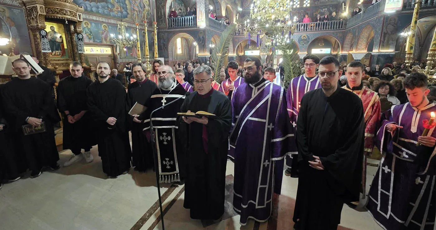 Με κατάνυξη τελέστηκε η Ακολουθία της Αποκαθήλωσης στον Ι.Ν. Αγίας Σκέπης – Πλήθος πιστών στην Ιερή Τελετή (ρεπορτάζ της Κούλας Πουλασιχίδου)