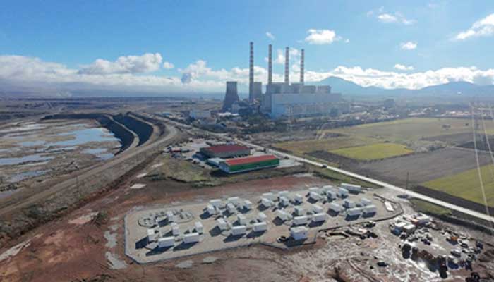 Εικόνα 4: Συστοιχία συσσωρευτών του Σταθμού Ηλεκτροχημικής Αποθήκευσης Πτολεμαΐδας IV. Διακρίνεται ο ΑΗΣ Καρδιάς, αλλά και η θέση του κάτω ταμιευτήρα του μελλοντικού σταθμού αντλησιοταμίευσης.