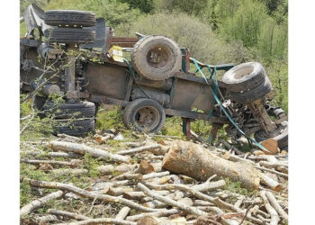 Ανατροπή φορτηγού στην Ακρινή- Τραυματίας μεταφέρθηκε στο Μαμάτσειο