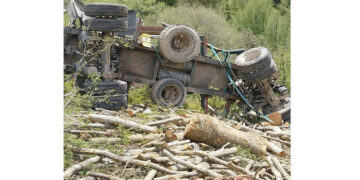 Ανατροπή φορτηγού στην Ακρινή- Τραυματίας μεταφέρθηκε στο Μαμάτσειο