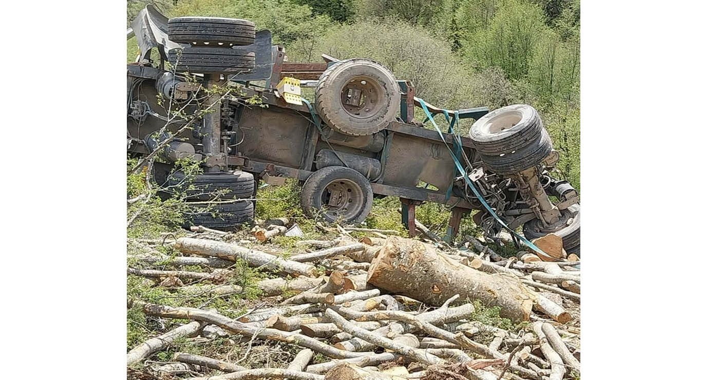 Ανατροπή φορτηγού στην Ακρινή- Τραυματίας μεταφέρθηκε στο Μαμάτσειο