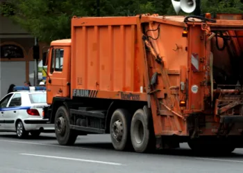 Θεσσαλονίκη: Άστεγος κοιμόταν σε κάδο σκουπιδιών και κατέληξε στην πρέσα απορριμματοφόρου κατά την αποκομιδή