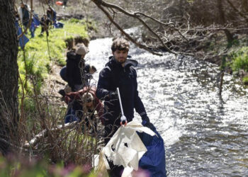 Εικόνες ντροπής στο ρέμα Ασπρογείων στη Φλώρινα – 83 σακούλες απορριμμάτων μάζεψαν εθελοντές