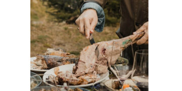 Λαμπρή με αρνί ή κατσίκι; Τι επιλέγουμε και πώς θα βγει ζουμερό σε φούρνο ή σούβλα