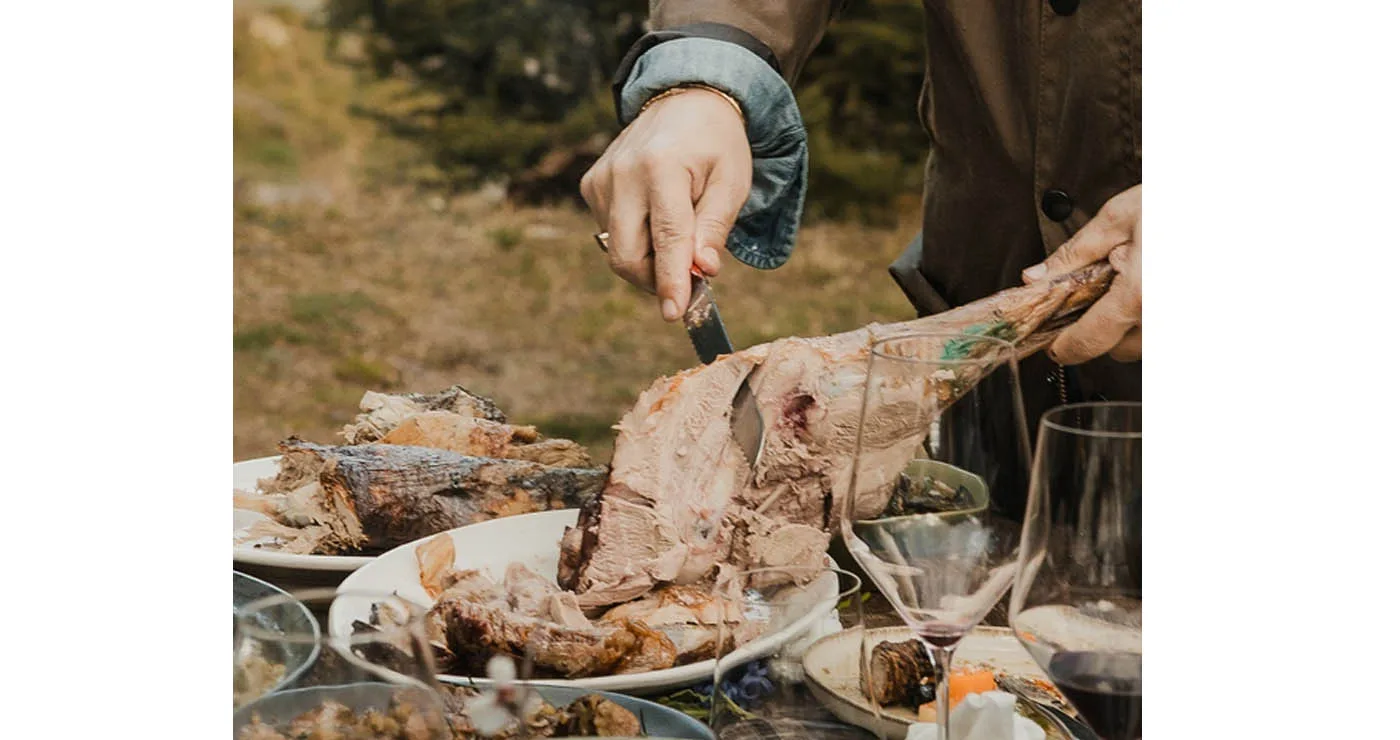 Λαμπρή με αρνί ή κατσίκι; Τι επιλέγουμε και πώς θα βγει ζουμερό σε φούρνο ή σούβλα