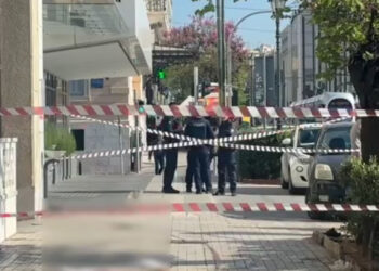 Σοκ στο υπουργείο Τουρισμού: Η 51χρονη άνοιξε το παράθυρο και έπεσε στο κενό -Περαστικοί αθλητές τής έκαναν ΚΑΡΠΑ