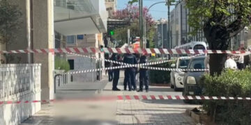 Σοκ στο υπουργείο Τουρισμού: Η 51χρονη άνοιξε το παράθυρο και έπεσε στο κενό -Περαστικοί αθλητές τής έκαναν ΚΑΡΠΑ