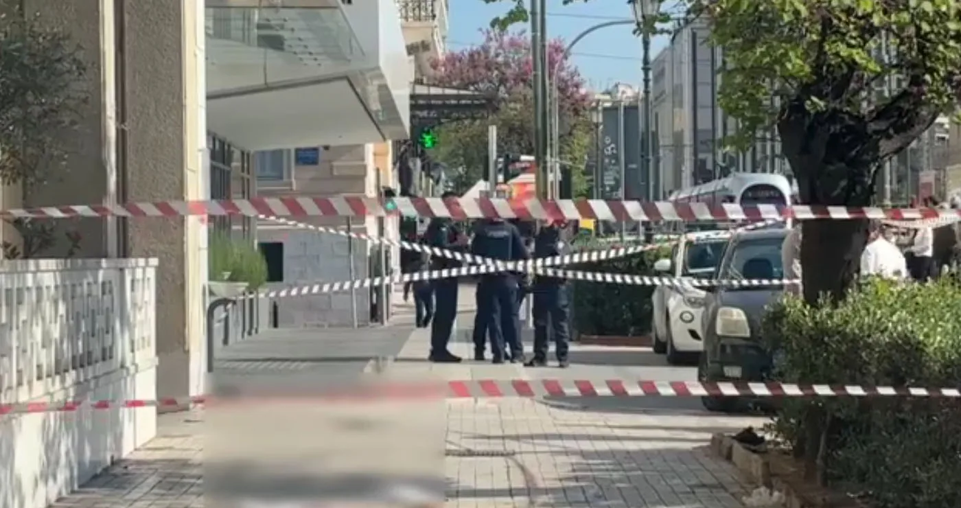 Σοκ στο υπουργείο Τουρισμού: Η 51χρονη άνοιξε το παράθυρο και έπεσε στο κενό -Περαστικοί αθλητές τής έκαναν ΚΑΡΠΑ