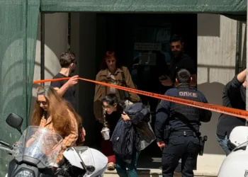 Ο 89χρονος αφότου άνοιξε πυρ και τραυμάτισε υπάλληλο στον ΕΦΚΑ πήγε στο Ειρηνοδικείο στη Λουκάρεως και πυροβόλησε ακόμη 3 άτομα