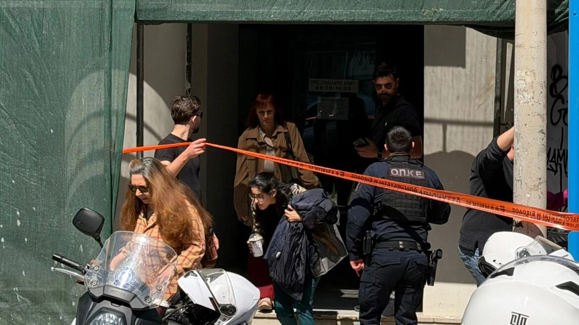 Ο 89χρονος αφότου άνοιξε πυρ και τραυμάτισε υπάλληλο στον ΕΦΚΑ πήγε στο Ειρηνοδικείο στη Λουκάρεως και πυροβόλησε ακόμη 3 άτομα