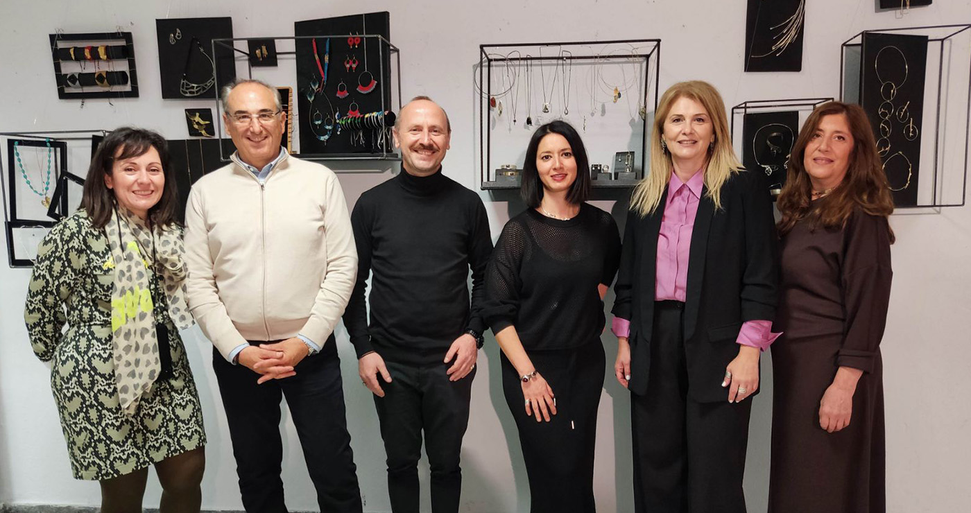 «Μέταλλο και Λίθος»: Με έκθεση χειροποίητου κοσμήματος ξεκίνησε σήμερα το εικαστικό σκέλος του Festivalito στην Πτολεμαΐδα