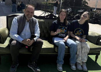 Ο Γιάννης Μητλιάγκας συζητά με νέους στον “Πράσινο Καναπέ” στην Πλατεία Κοζάνης (Βίντεο)