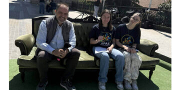 Ο Γιάννης Μητλιάγκας συζητά με νέους στον “Πράσινο Καναπέ” στην Πλατεία Κοζάνης (Βίντεο)