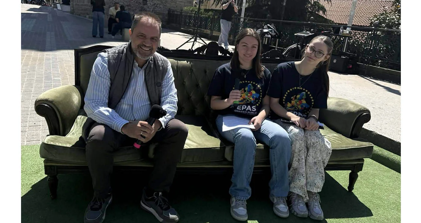 Ο Γιάννης Μητλιάγκας συζητά με νέους στον “Πράσινο Καναπέ” στην Πλατεία Κοζάνης (Βίντεο)