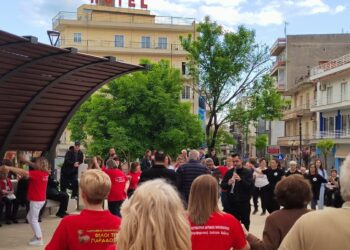 Κοζάνη: Οι «Φίλοι της Παράδοσης» γιόρτασαν την Παγκόσμια Ημέρα Χορού στην Πλατεία Λασσάνη (Φωτογραφίες & Βίντεο)