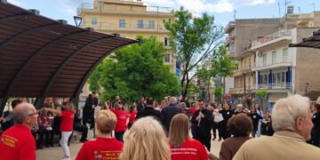 Κοζάνη: Οι «Φίλοι της Παράδοσης» γιόρτασαν την Παγκόσμια Ημέρα Χορού στην Πλατεία Λασσάνη (Φωτογραφίες & Βίντεο)