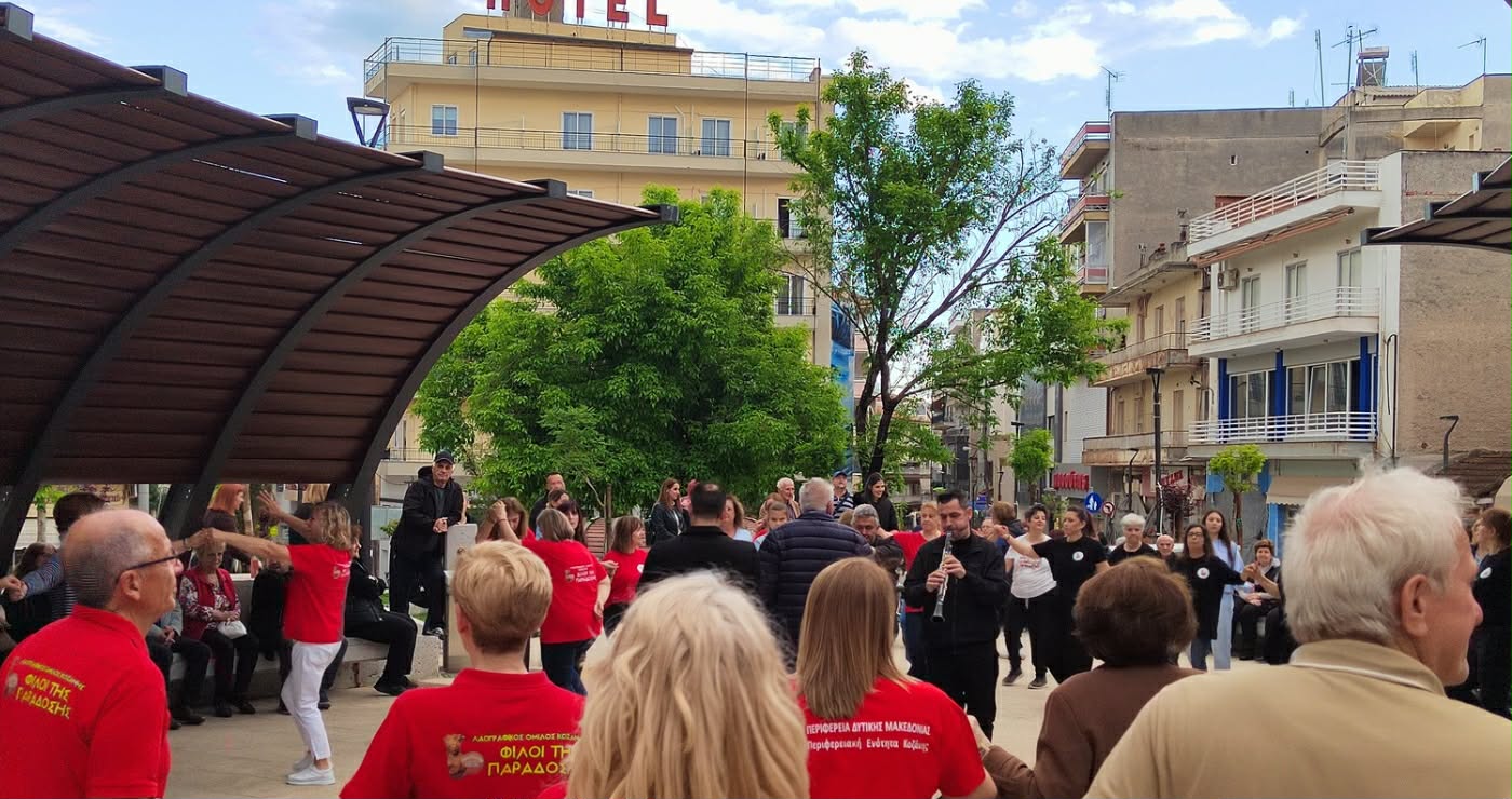 Κοζάνη: Οι «Φίλοι της Παράδοσης» γιόρτασαν την Παγκόσμια Ημέρα Χορού στην Πλατεία Λασσάνη (Φωτογραφίες & Βίντεο)