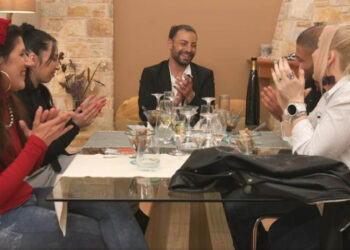 Ο Πτολεμαϊδιώτης Kostas Gogos μαγείρεψε στο “Κάτι Ψήνεται” του ΑΝΤ1 ως οικοδεσπότης της Τετάρτης (Βίντεο)