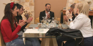 Ο Πτολεμαϊδιώτης Kostas Gogos μαγείρεψε στο “Κάτι Ψήνεται” του ΑΝΤ1 ως οικοδεσπότης της Τετάρτης (Βίντεο)