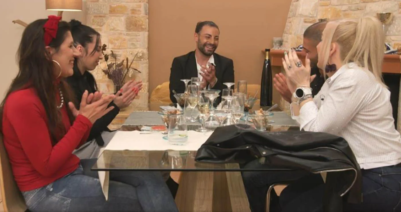 Ο Πτολεμαϊδιώτης Kostas Gogos μαγείρεψε στο “Κάτι Ψήνεται” του ΑΝΤ1 ως οικοδεσπότης της Τετάρτης (Βίντεο)