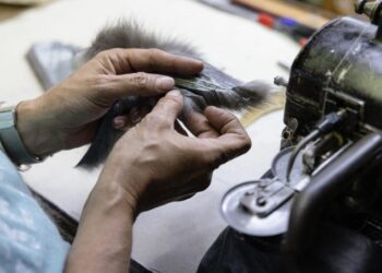 Πόλεμος ξανά για τη γούνα – “Πάμε σφαίρα”, λέει ο πρόεδρος των Γουνοποιών Καστοριάς (Ρεπορτάζ της Καθημερινής)