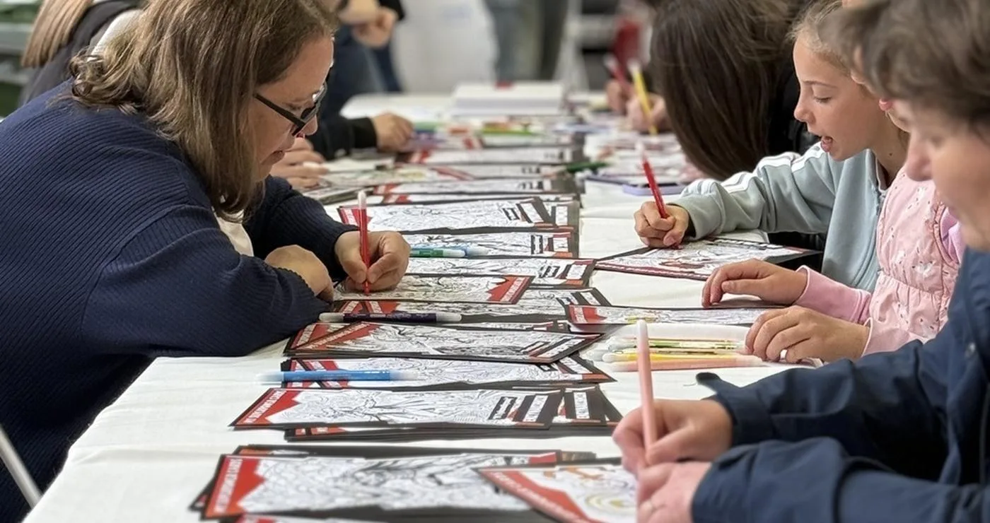 Μαθητές συγκεντρώνονται γύρω από ένα μεγάλο τραπέζι και ζωγραφίζουν σε ένα εργαστήριο για την Ψυχική Υγεία στη Φλώρινα.