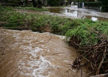 Ένας νεκρός και πολλές καταστροφές: Δρόμοι-ποτάμια, πλημμυρισμένα σπίτια, διαλυμένες περιουσίες από την κακοκαιρία