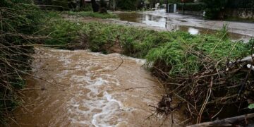Ένας νεκρός και πολλές καταστροφές: Δρόμοι-ποτάμια, πλημμυρισμένα σπίτια, διαλυμένες περιουσίες από την κακοκαιρία