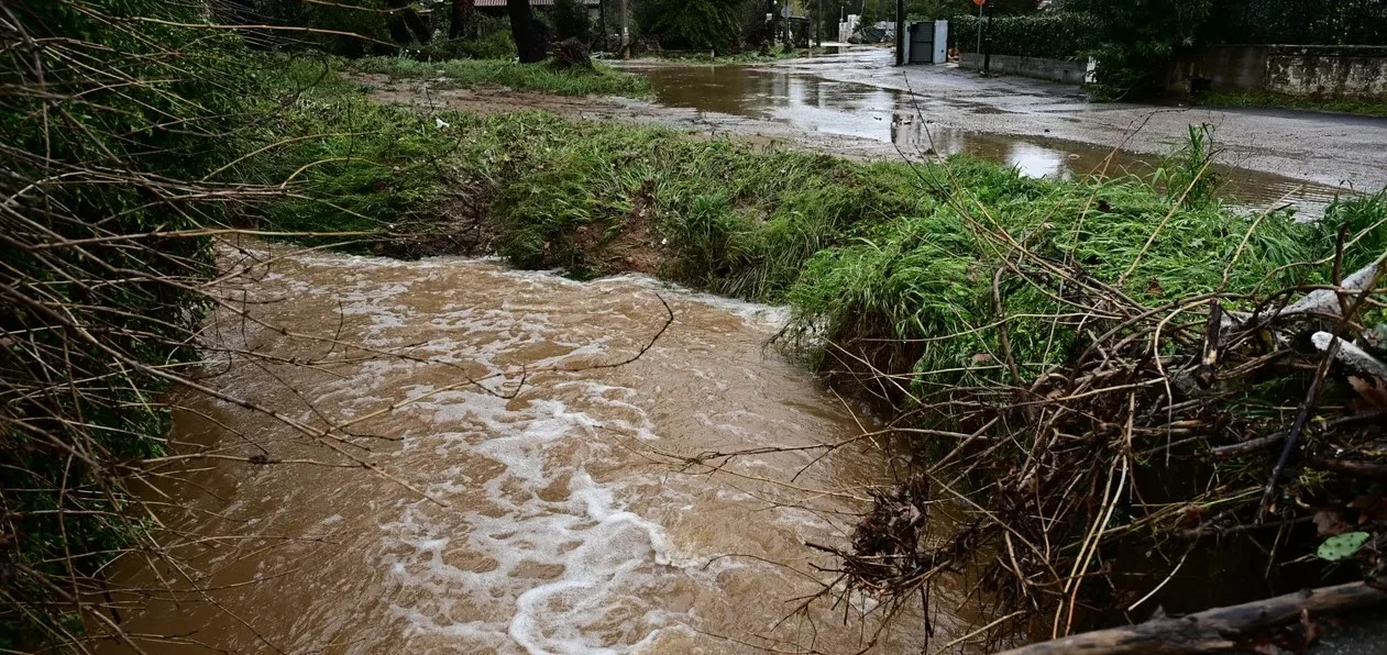 Ένας νεκρός και πολλές καταστροφές: Δρόμοι-ποτάμια, πλημμυρισμένα σπίτια, διαλυμένες περιουσίες από την κακοκαιρία