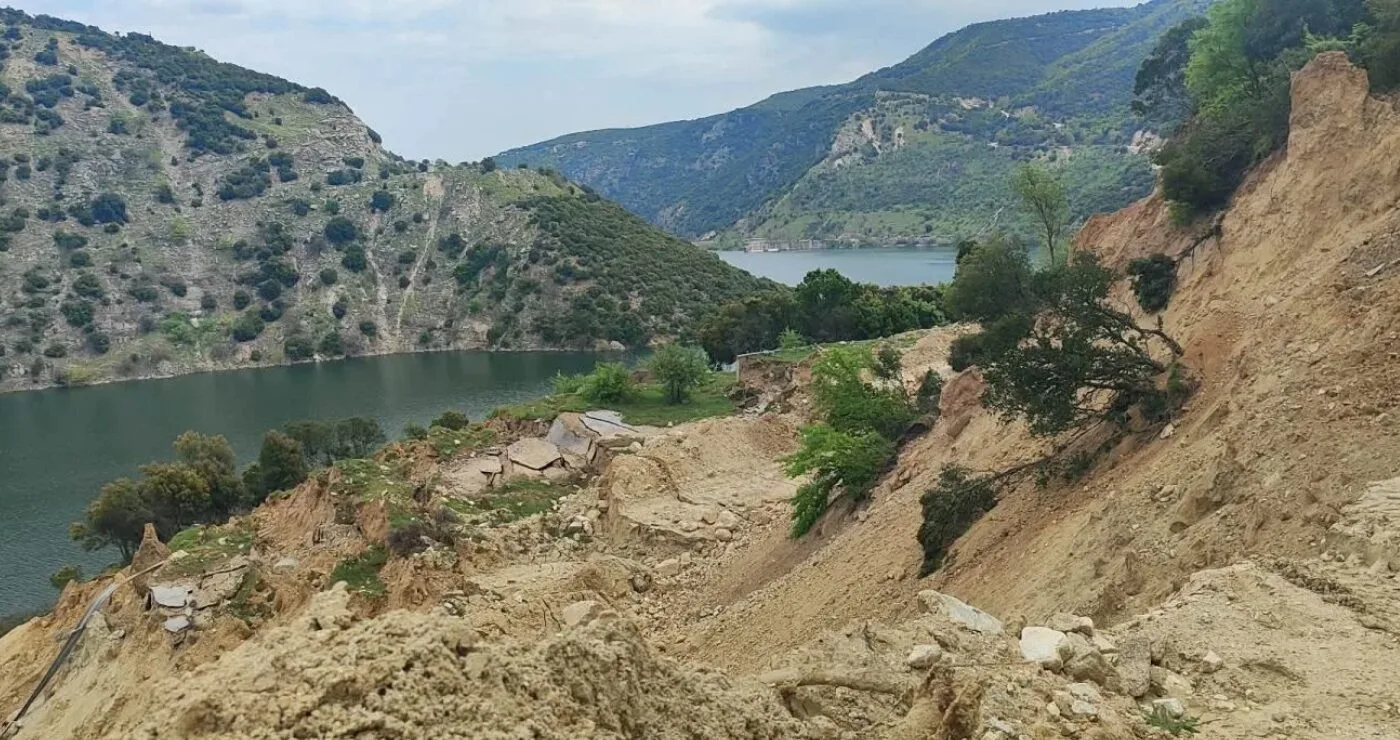 Κοζάνη: Μεγάλη κατολίσθηση στον δρόμο Βελβεντού – Φράγματος Πολυφύτου