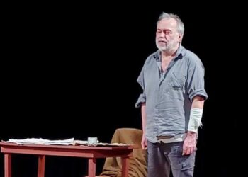 4ο Festivalito: Θερμό χειροκρότημα για το “ΚΙΒΩΤΙΟ” με τον Φώτη Μακρή, στο κατάμεστο Πνευματικό Κέντρο