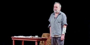 4ο Festivalito: Θερμό χειροκρότημα για το “ΚΙΒΩΤΙΟ” με τον Φώτη Μακρή, στο κατάμεστο Πνευματικό Κέντρο