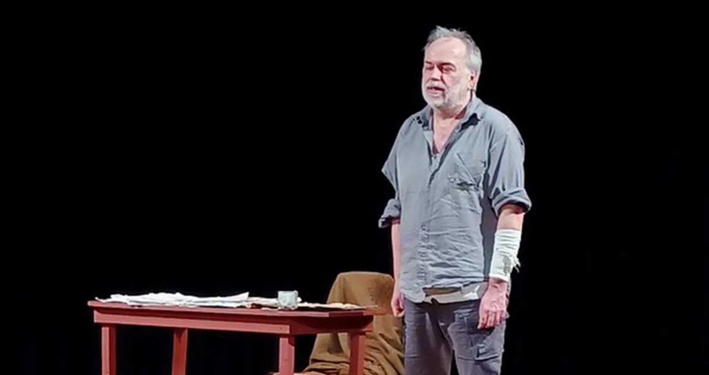 4ο Festivalito: Θερμό χειροκρότημα για το “ΚΙΒΩΤΙΟ” με τον Φώτη Μακρή, στο κατάμεστο Πνευματικό Κέντρο