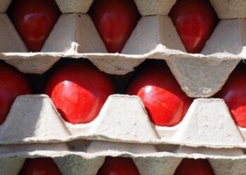 Κόκκινα αυγά εκτός ψυγείου: Πόσο κρατάνε