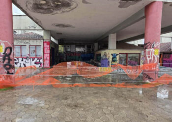 Φθαρμένα πλέγματα και παραβίαση των μέτρων ασφαλείας στο εμπορικό πολυκέντρο Πτολεμαΐδας (ρεπορτάζ της Κούλας Πουλασιχίδου)