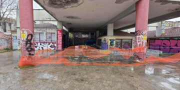 Φθαρμένα πλέγματα και παραβίαση των μέτρων ασφαλείας στο εμπορικό πολυκέντρο Πτολεμαΐδας (ρεπορτάζ της Κούλας Πουλασιχίδου)