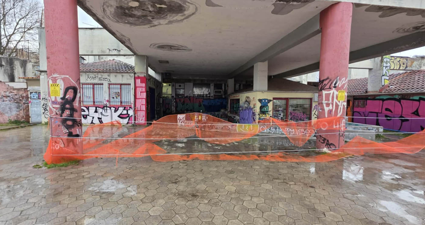 Φθαρμένα πλέγματα και παραβίαση των μέτρων ασφαλείας στο εμπορικό πολυκέντρο Πτολεμαΐδας (ρεπορτάζ της Κούλας Πουλασιχίδου)