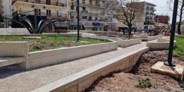 Μείωση 10% στην αμοιβή της αναδόχου εταιρείας για την Πλατεία Λασσάνη – Η Τεχνική Υπηρεσία του Δήμου Κοζάνης ζήτησε «αποκατάσταση ελαττώματος»