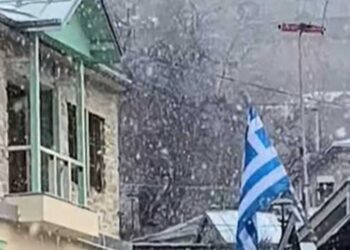 Άρχισε να χιονίζει και στο πανέμορφο Νυμφαίο (video)