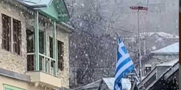 Άρχισε να χιονίζει και στο πανέμορφο Νυμφαίο (video)