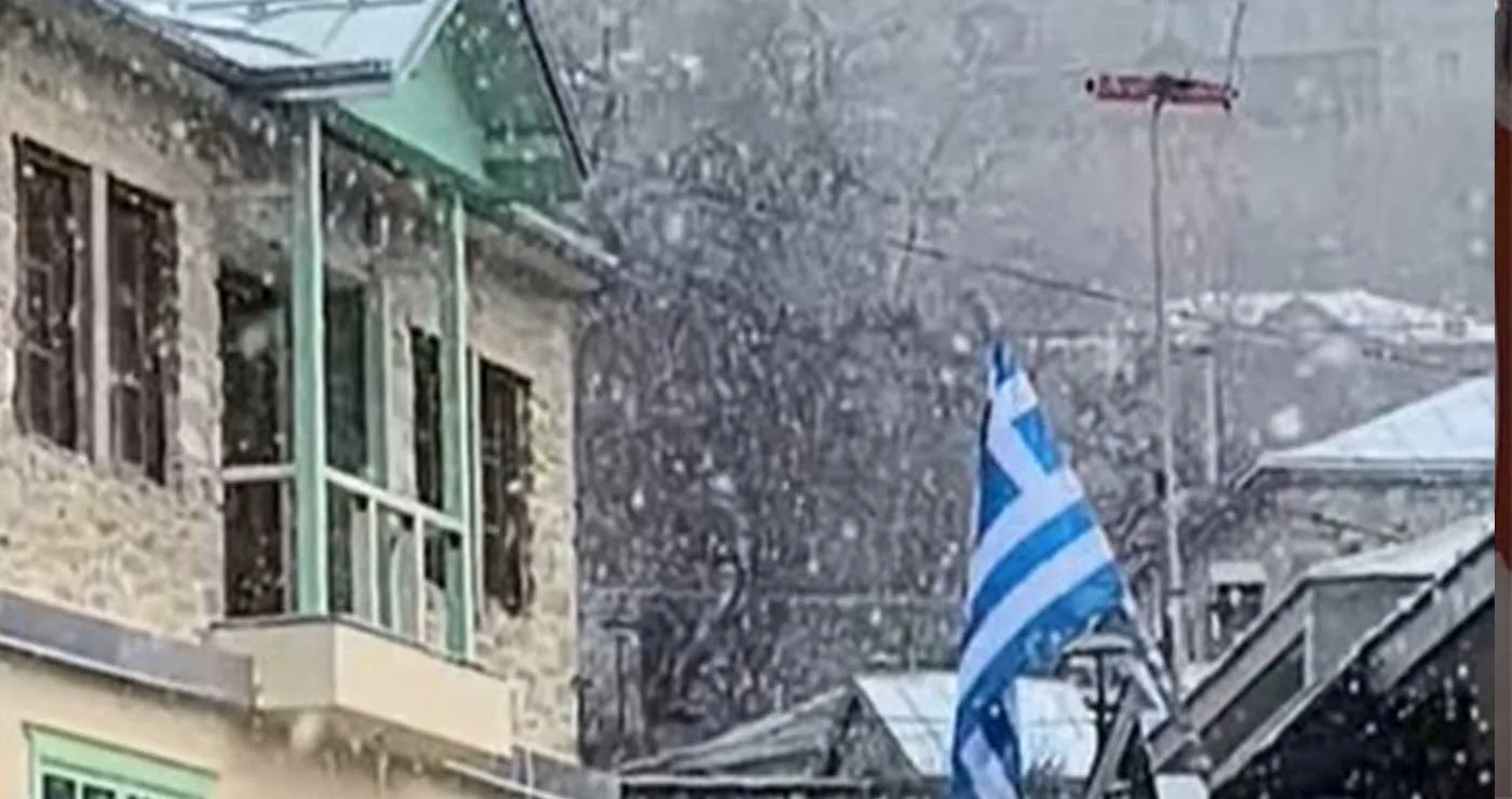 Άρχισε να χιονίζει και στο πανέμορφο Νυμφαίο (video)