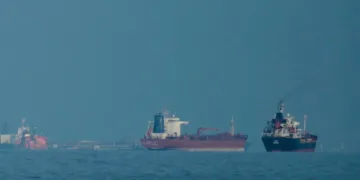 Το Ιράν ανοίγει τα Στενά του Ορμούζ για τα εμπορικά πλοία για όσο διαρκεί η εκεχειρία στον Λίβανο