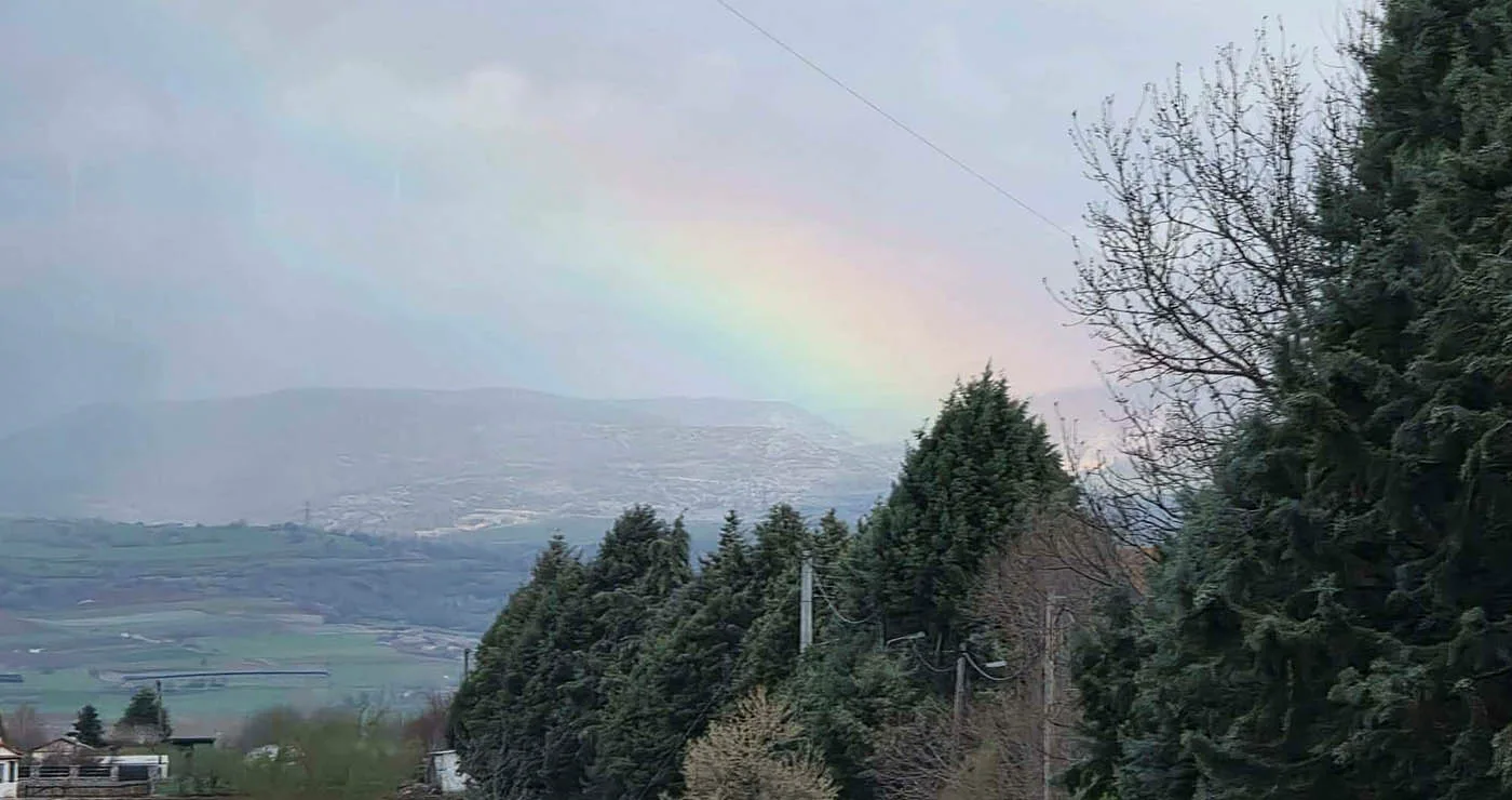Μαγευτικό ουράνιο τόξο πάνω από το Βέρμιο: Φωτογραφία μετά την καταιγίδα