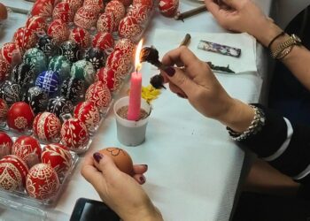 Κοζάνη: Ζωντανό το έθιμο της Περδίκας – Γυναίκες κάθε ηλικίας «κέντησαν» τα πασχαλινά αυγά (Φωτογραφίες & Βίντεο)