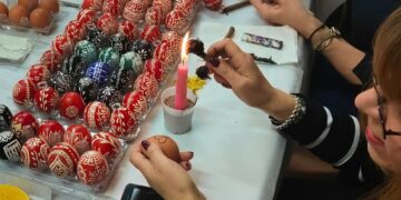 Κοζάνη: Ζωντανό το έθιμο της Περδίκας – Γυναίκες κάθε ηλικίας «κέντησαν» τα πασχαλινά αυγά (Φωτογραφίες & Βίντεο)