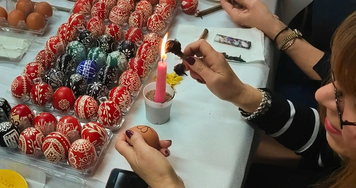 Κοζάνη: Ζωντανό το έθιμο της Περδίκας – Γυναίκες κάθε ηλικίας «κέντησαν» τα πασχαλινά αυγά (Φωτογραφίες & Βίντεο)