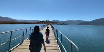 Πάσχα στις Πρέσπες – Εκεί όπου η απλότητα γίνεται βίωμα και η Ανάσταση έρχεται νωρίτερα – Γράφει ο Στράτος Θ. Βασιλόπουλος