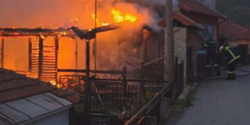 Φωτιά έκαψε ολοσχερώς κατοικία στη Δροσοπηγή Φλώρινας (Βίντεο)